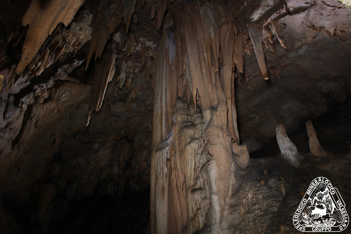 Sala finale della Grotta della Torre sul Monte Fenera. Colonna imponente circondata da stalatti e stalagmiti